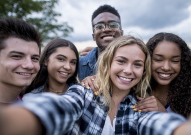 groep jongeren maakt een selfie